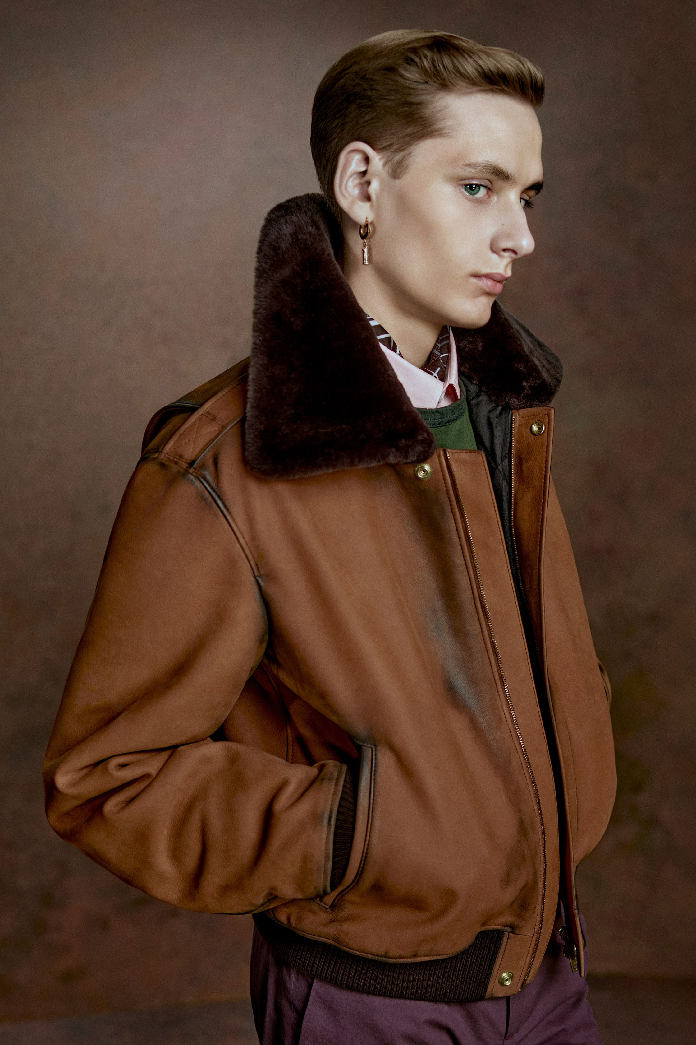 Acne Studios 2026秋冬以北欧理性为骨、复古学院气质为魂，将皮革飞行夹克、修身针织与90年代丹宁重组为当代中性衣橱。色调温和却极具层次，比例精确，强调“日常中的非凡感”。这是一次关于时间、记忆与实穿性的冷静对话，延续品牌一贯的知识分子美学-顽石频道趋势研究